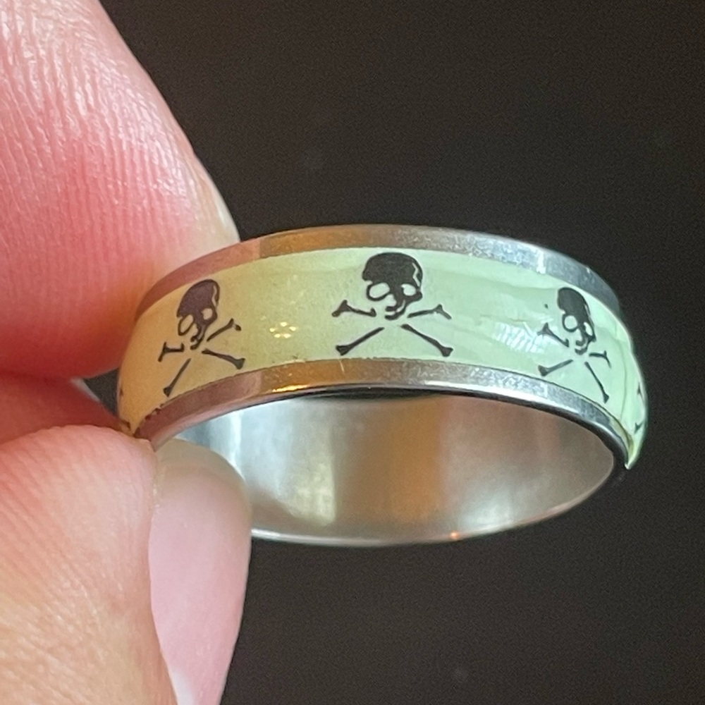 Glow in the dark skull ring - Picture 9 of 10